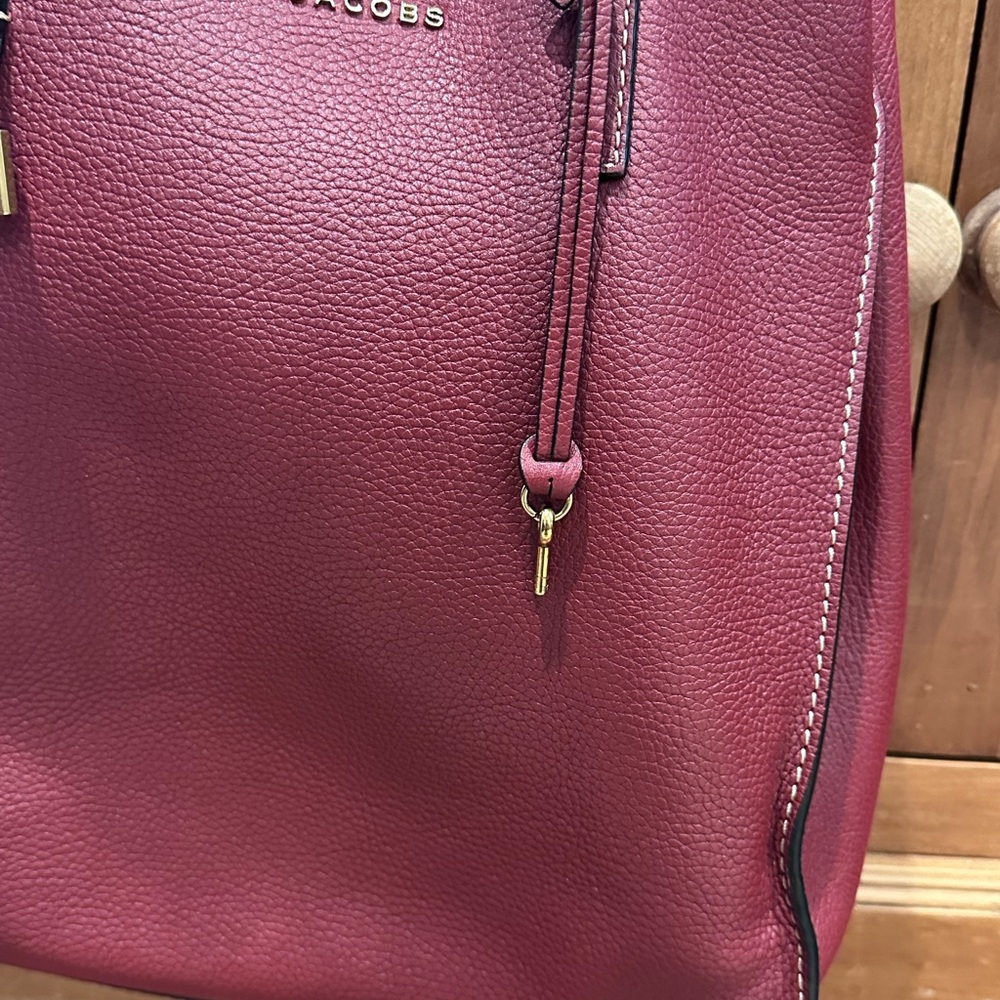 MARC JACOBS The Grind Tote in Burgundy - with lock and key - Picture 12 of 14